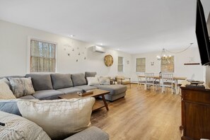 Smart TV, chimenea, futbolito, estéreo