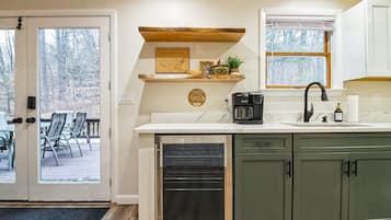 Kylskåp, mikrovågsugn, ugn och spishäll