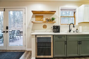 Fridge, microwave, oven, stovetop - House on The Rocks with EV Charger (Chittenden)