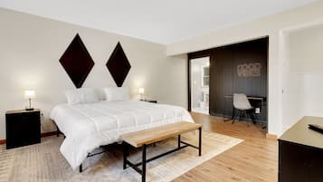 4 dormitorios, escritorio, tabla de planchar con plancha y cuna de viaje