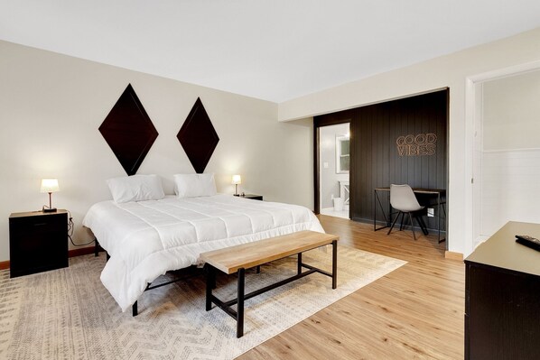 4 bedrooms, desk, iron/ironing board, travel crib - House on The Rocks with EV Charger (Chittenden)