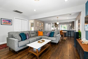 Smart TV, DVD player, books, stereo - Near Beltline EAV 'Quiet' Fenced Yard' Fire pit (Atlanta)