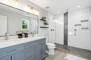 Dusj, hårføner, håndklær og såpe