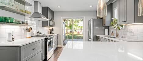 冷蔵庫、電子レンジ、オーブン、コンロ