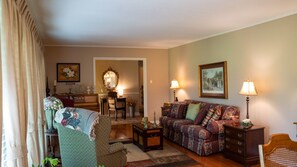 Smart-TV, peis, DVD-spiller og bøker