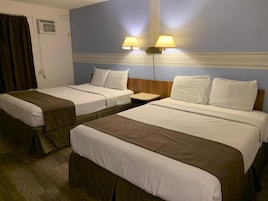 Ropa de cama de alta calidad y espacio para trabajar con laptop 