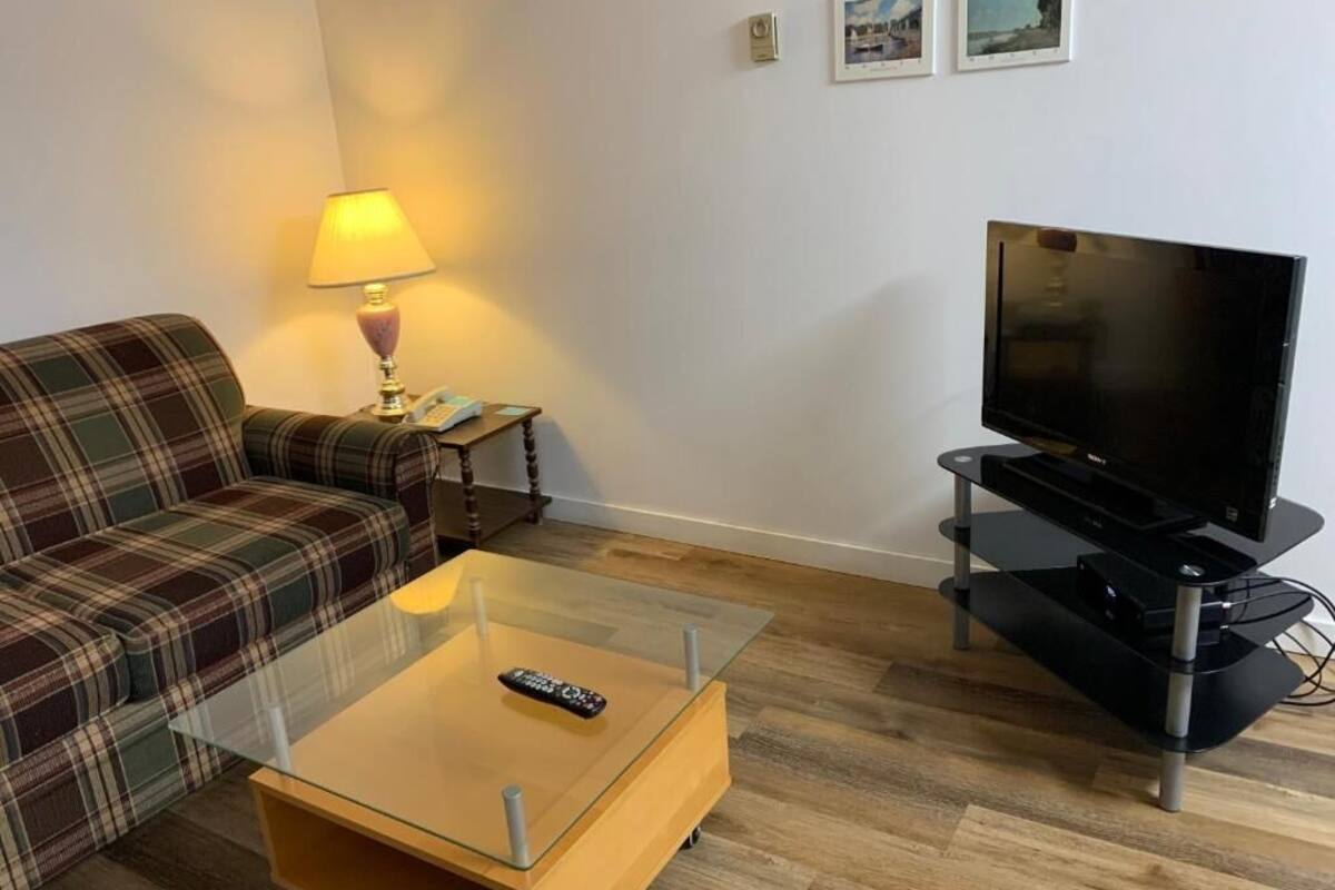 Suite familiare | Area soggiorno | TV a schermo piatto