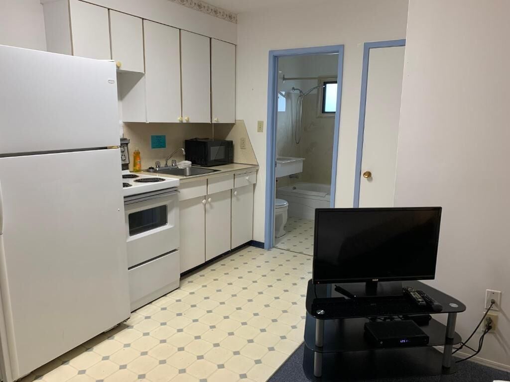 大冰箱、微波炉、烤箱、炉灶