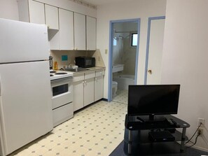 Frigorífico grande, microondas, horno y placa de cocina