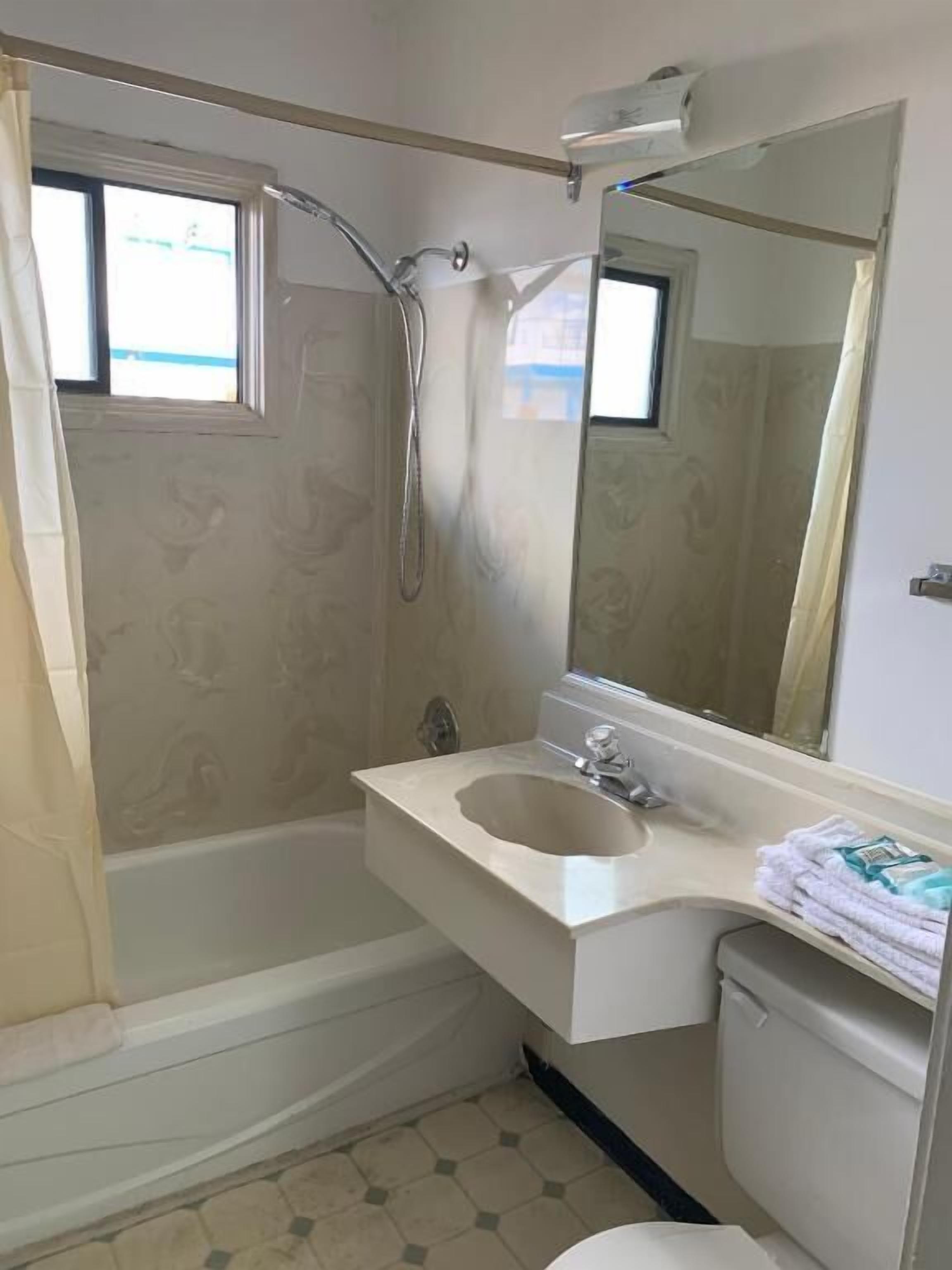 Hydromassage showerhead, hair dryer, towels, soap