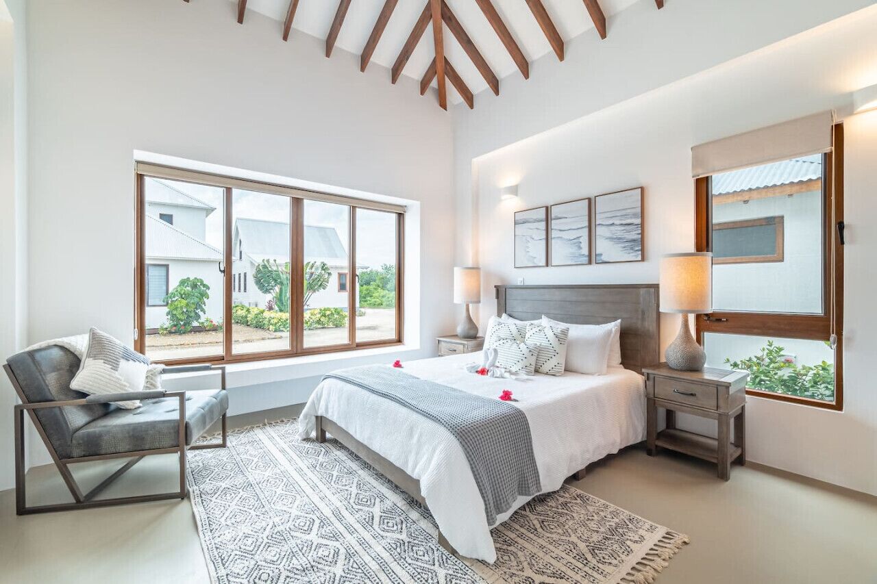 4 habitaciones, escritorio y tabla de planchar con plancha 