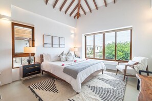 4 soverom, skrivebord, strykejern/-brett og reiseseng for barn