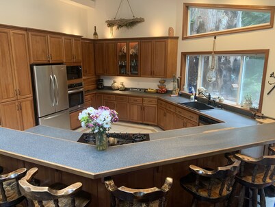 Large house Up in the Redwoods perfect for large families. Pet friendly.