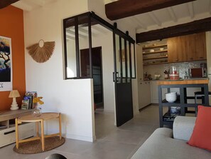 TV - "LE COSY LUBERON" - VIENS (Viens)