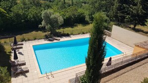 A rectangular swimming pool with a tiled deck, surrounded by a fence and trees. - "LE COSY LUBERON" - VIENS (Viens)