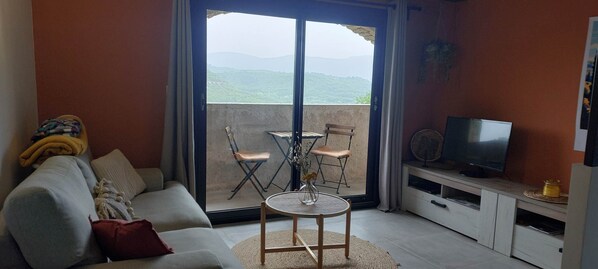 TV - "LE COSY LUBERON" - VIENS (Viens)