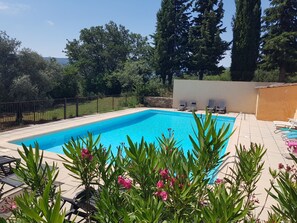 Una piscina al aire libre