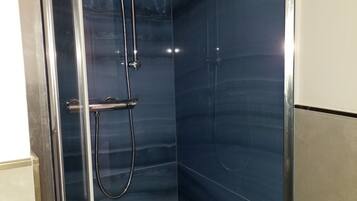 Dusche, Haartrockner, Bidet, Handtücher