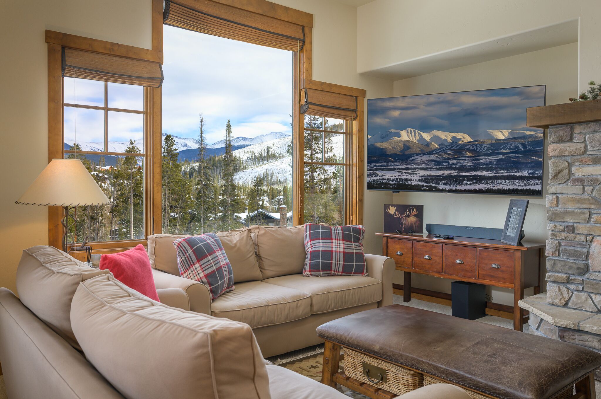 Mountain Majesty: Panoramic Views & Hot Tub