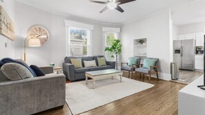 Smart TV - Cozy W Front Porch DT Libertyville near Naval Base (Libertyville)