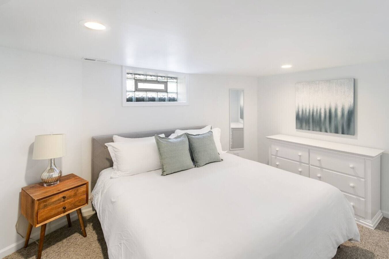 3 bedrooms, desk, iron/ironing board, travel cot