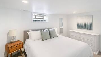 3 habitaciones, escritorio y tabla de planchar con plancha