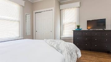 3 bedrooms, desk, iron/ironing board, travel crib