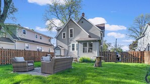 Property grounds - Cozy W Front Porch DT Libertyville near Naval Base (Libertyville)