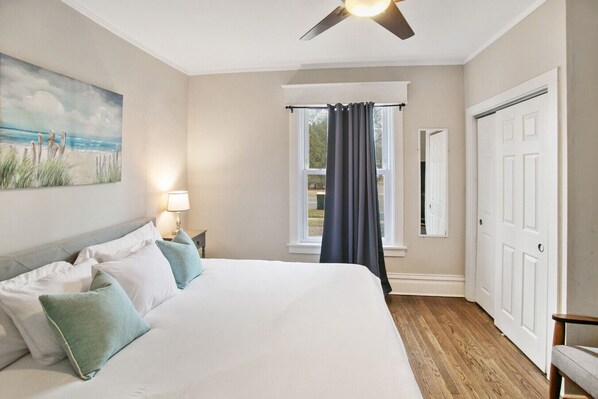 3 Schlafzimmer, Schreibtisch, Bügeleisen/Bügelbrett, Reisekinderbett