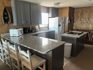 Fridge, microwave, oven, stovetop - Sundancer at Oak Island on the Beach. (Oak Island)