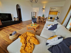 Smart TV y chimenea 