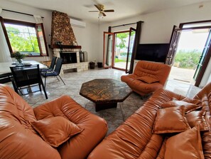 Smart TV y chimenea 