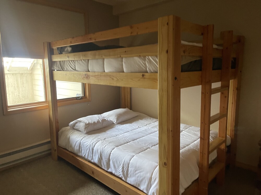 Awesome cozy condo with mountain views and a short walk to Lionshead