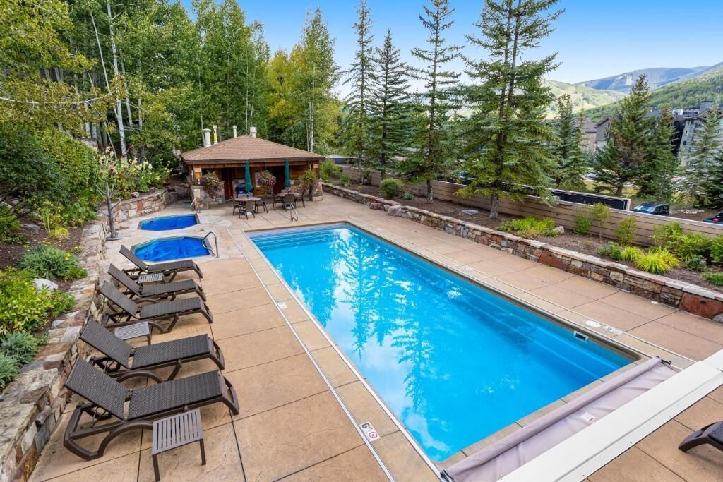 Awesome cozy condo with mountain views and a short walk to Lionshead