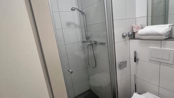 Ducha, secador de pelo, toallas, jabón