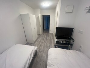 Classic Twin Room, City View | Premium bedding, iron/ironing board, free WiFi, bed sheets - Upper-House (Aystetten)