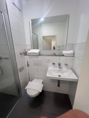 Klassieke Twin kamer, uitzicht op stad | Badkamer | Een douche, een haardroger, handdoeken, zeep