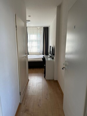 Chambre Double Économique | Literie de qualité supérieure, fer et planche à repasser, Wi-Fi gratuit