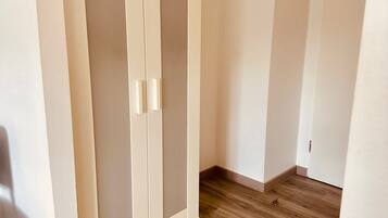 Ropa de cama de alta calidad y tabla de planchar con plancha