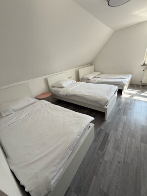 Comfort vierpersoonskamer, uitzicht op stad | Luxe beddengoed, een strijkplank/strijkijzer, gratis wifi, beddengoed