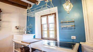 Frigorífico, microondas, placa de cocina y cafetera o tetera