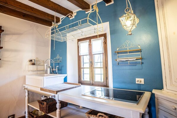 Fridge, microwave, stovetop, coffee/tea maker