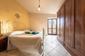 1 quarto, ferros/tábuas de passar roupa, roupa de cama