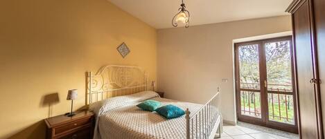 1 makuuhuone, silitysrauta/-lauta, vuodevaatteet