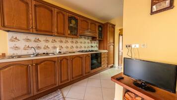 Køleskab, ovn, kogeplade, kaffe-/temaskine