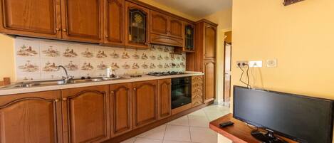 Réfrigérateur, four, plaque de cuisson, cafetière/bouilloire