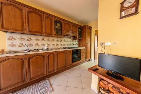 Fridge, oven, stovetop, coffee/tea maker