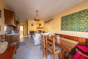 TV, fireplace - La Casetta dei Gerani (Montemarano)