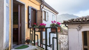 A building with a balcony, a door, and a window. - La Casetta dei Gerani (Montemarano)