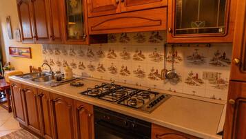 Fridge, oven, stovetop, coffee/tea maker